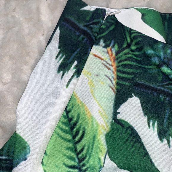4/$20 🔷 Zaful Green Palm Tree Leaf Summer Shorts - Picture 2 of 4